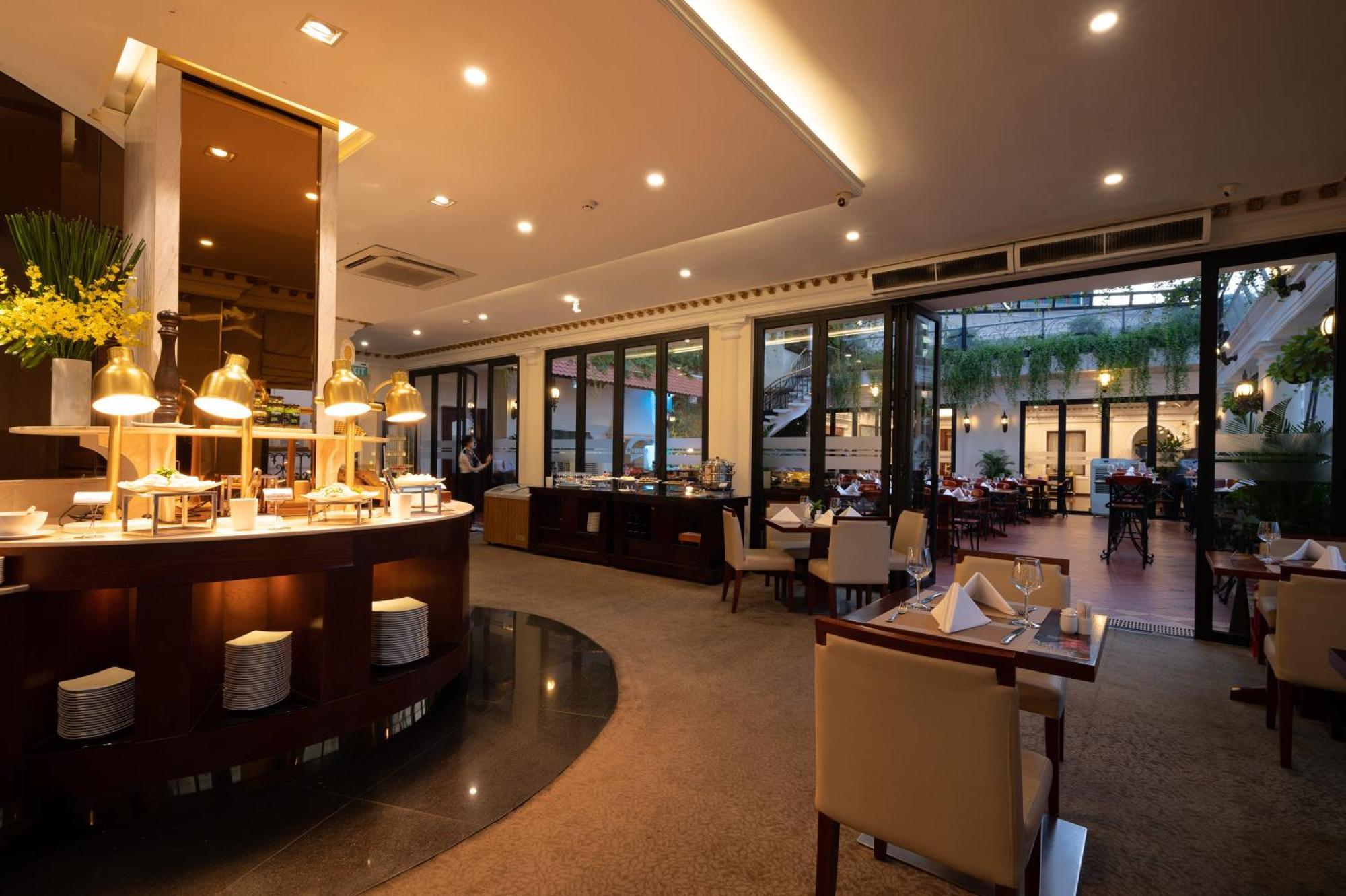 Hotel Majestic Saigon Ho Si Minh-város Kültér fotó The restaurant