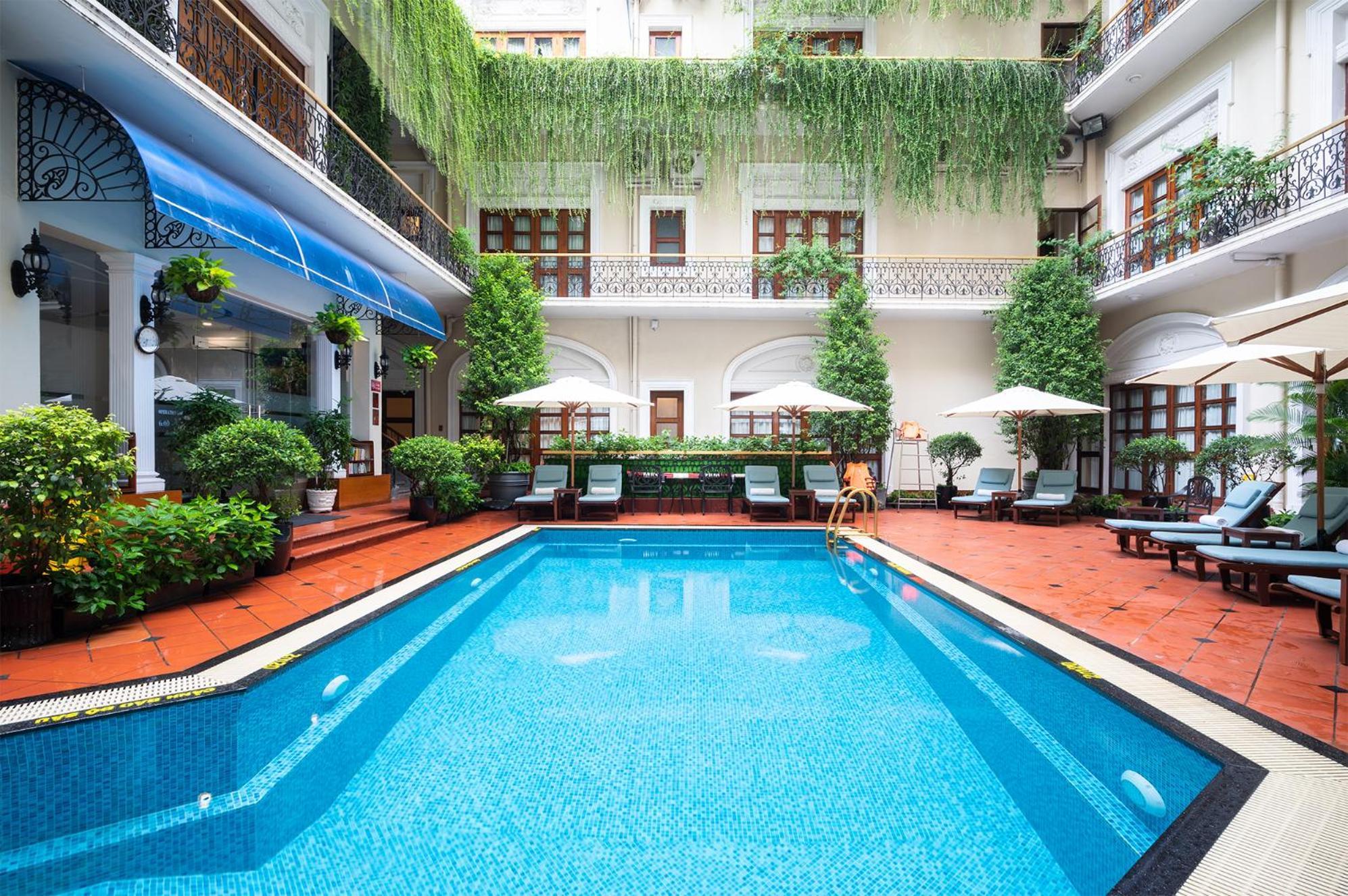 Hotel Majestic Saigon Ho Si Minh-város Kültér fotó The swimming pool at the hotel